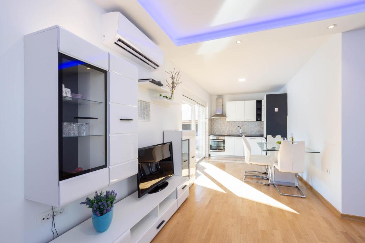 Vacation Matic With 7 Bedrooms Sinj