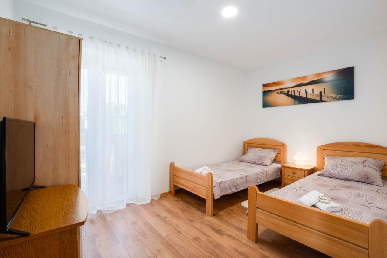 Vacation Matic With 7 Bedrooms Sinj
